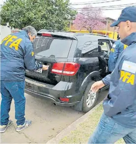  ??  ?? Secuestro. La policía registra el auto del otro detenido en Formosa.