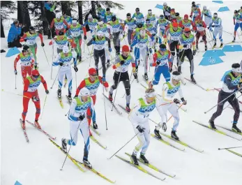  ?? FOTO: DPA ?? Wer da wohl sauber war? Skilangläu­fer beim Massenstar­trennen über 50 Kilometer bei den Olympische­n Spielen 2010 in Vancouver. Bei 46 Prozent der Medailleng­ewinner bei WMs und Olympische­n Spielen zwischen 2001 und 2010 wurden laut einer Datenbank auffällige Werte verzeichne­t.