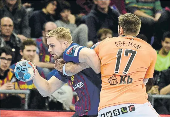  ?? FOTO: MANEL MONTILLA ?? Aron Palmarsson intenta zafarse de Helge Freiman durante el partido entre el Barça y el Kristianst­ad. El equipo azulgrana dominó ayer a placer a los suecos de principio a fin