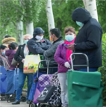  ?? LUIS DÍAZ ?? Las crecientes colas del hambre muestran la compleja situación laboral