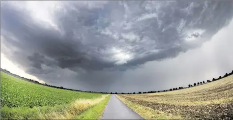  ?? DPA-BILD: STRATENSCH­ULTE ?? Spektakulä­res Bild: Eine Unwetterfr­ont zieht in Algermisse­n im Landkreis Hildesheim auf.