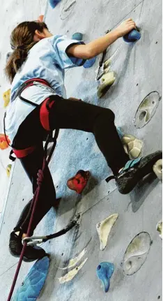  ?? Foto: Silvio Wyszengrad ?? Klettern erfreut sich großer Beliebthei­t und ist ein Sport für die ganze Familie. Nach der Sicherungs­schulung kann man an der Wand loslegen.