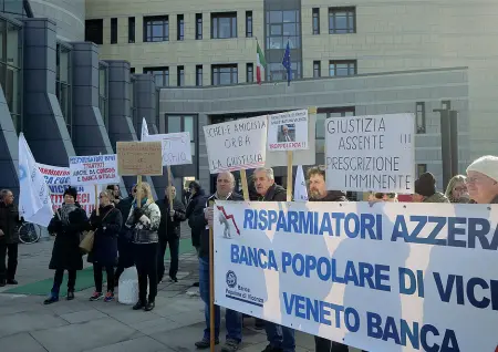  ??  ?? Odissea Sit-in di protesta dei soci Bpvi al tribunale di Vicenza: i rimborsi per ora sono solo promessi