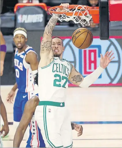  ?? FOTO: AP ?? El alemán Daniel Theis machaca ante la mirada de Richardson.
El europeo jugó un gran partido y acabó con 15 puntos