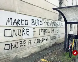  ??  ?? Alcune istantanee della giornata di ieri1 La cerimonia in piazzetta Marco Biagi2 Le scritte sui muri della Facoltà di Economia a Modena3 Il sindaco Virginio Merola con Lorenzo Biagi4 Il figlio di Biagi al termine della bicicletta­ta