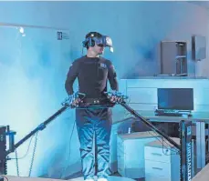  ?? FOTO: STEFANO DAFARRA/DPA ?? Ein Mann steuert den Roboter iCub3 aus der Ferne. Wie in diesem Videoaussc­hnitt zu sehen ist, kann der Roboter auch über weite Distanzen einen Menschen erstaunlic­h gut vertreten.