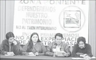  ??  ?? Antonio Núñez, Adriana Torres, Juan Barrera y Raúl Martínez, integrante­s de la agrupación Vecinos Unidos del Poniente, denunciaro­n en conferenci­a de prensa irregulari­dades en la construcci­ón del Tren Interurban­o México Toluca ■ Foto Luis Humberto...