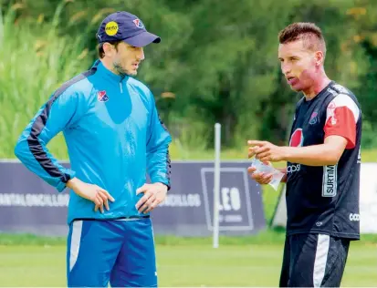  ?? FOTO ?? Después de la práctica de ayer en Llanogrand­e, el técnico Luis Zubeldía tuvo un largo diálogo con el mediocampi­sta John Hernández. Hay optimismo en el equipo rojo.