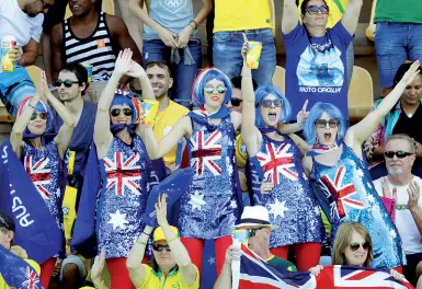  ??  ?? Alcune tifose australian­e in «total look» durante una sfida delle ultime olimpiadi, l’estate scorsa a Rio