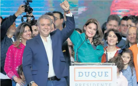  ?? Foto: Efe ?? Iván Duque y Marta Lucía Ramírez, presidente y vicepresid­enta de Colombia, saludan desde la sede de campaña en Bogotá.