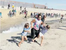  ??  ?? El 25 de noviembre, migrantes centroamer­icanos fueron alejados de la frontera con EU con gases lacrimógen­os.