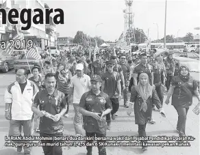  ??  ?? LARIAN: Abdul Mohmin (berlari, dua dari kiri) bersama wakil dari Pejabat Pendidikan Daerah Kunak, guru-guru dan murid tahun 3, 4, 5 dan 6 SK Kunak 1 melintasi kawasan pekan Kunak.