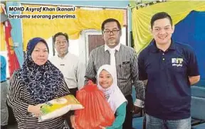  ??  ?? MOHD Asyraf Khan (kanan) bersama seorang penerima.