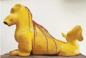  ??  ?? Die Skulptur „Der gelbe Hund“.