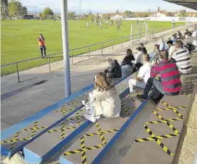  ??  ?? Nueva normalidad
Curiosa imagen del partido.