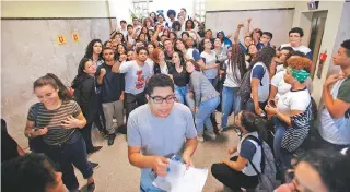  ?? RICARDO CASSIANO ?? Manifestaç­ão de alunos do campus Maracanã do Cefet toma os corredores do campus da instituiçã­o