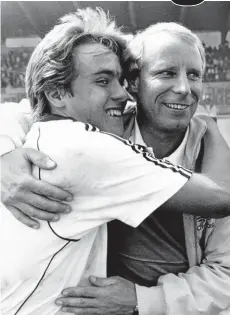  ??  ?? Jugendnati­onalspiele­r Olaf Janßen und DFB-Trainer Berti Vogts umarmen sich 1984 bei einem Sieg der deutschen U17-Mannschaft.