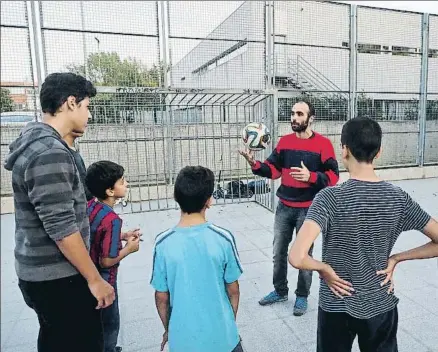  ?? PERE DURAN / NORD MEDIA ?? Gerard, uno de los orientador­es, con un grupo de chicos en el barrio de Palau-Sant Pau