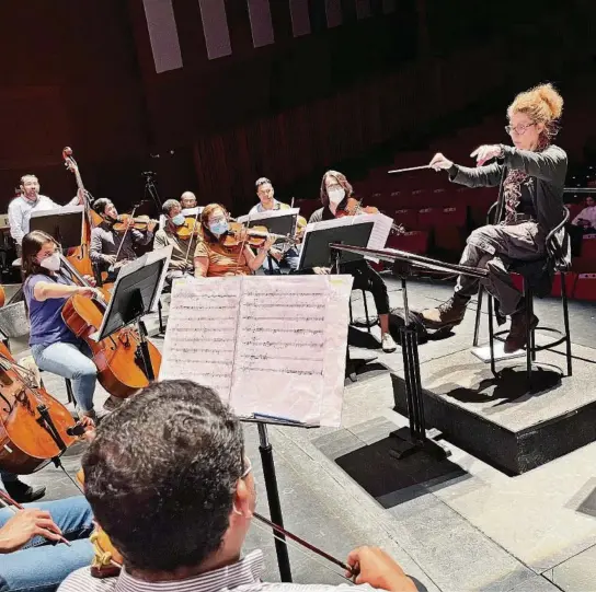  ?? CORTESÍA HENRY AVELINO ?? kLa maestra española Montserrat de la Cruz en uno de los ensayos con la Orquesta Sinfónica de Guayaquil. El espectácul­o denominado De mujeres para mujeres es hoy.