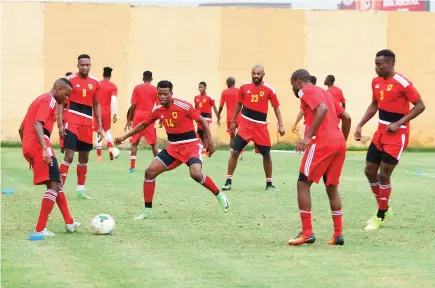  ?? SANTOS PEDRO|EDIÇÕES NOVEMBRO ?? Jogadores angolanos prometem entrega redobrada no jogo de hoje diante dos Mambas de Moçambique no Estádio de Zímpeto