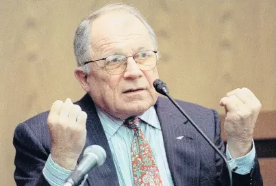  ??  ?? Point of order . . . F. Lee Bailey testifies during a wrongful imprisonme­nt lawsuit in 2000.