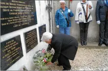  ??  ?? Dépôt de gerbe sur la tombe de André Tourné