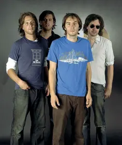  ??  ?? Cugini d’Oltralpe I Phoenix , al centro il leader cantante Thomas Mars