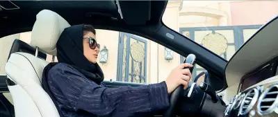  ??  ?? A lezione Una giovane al volante a Riad, la capitale dell’arabia Saudita. Da giugno le donne potranno guidare