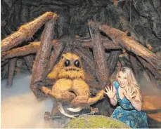  ?? FOTO: DPA ?? Die Schauspiel­erin Evanna Lynch gruselt sich neben einer Nachbildun­g der „Harry-Potter“-Figur Aragog bei der Warner Bros. Studio Tour.