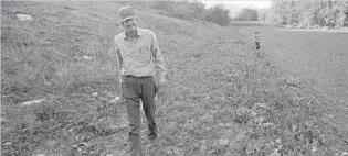  ??  ?? Wendell Berry (Henry County, Kentucky, Usa, 1934: a fianco) è poeta, romanziere, agricoltor­e, attivista, docente universita­rio. Mangiare è un atto agricolo (Lindau) è tradotto da Vincenzo Perna, la prefazione è di Michael Pollan