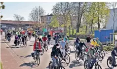  ?? FOTO: D. SCHNEIDER ?? Vergangene­n Freitag gab es eine Rad-demo für den Weiterbau des geschützte­n Radwegs Am Trippelsbe­rg.