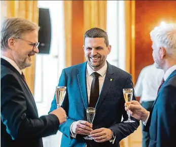  ?? Foto: Michal Růžička, MAFRA ?? Vysněný okamžik Lidovecký politik Petr Hladík se po několika měsících čekání včera stal ministrem. Po jmenování si s ním připil nový prezident Petr Pavel i premiér Petr Fiala (ODS).