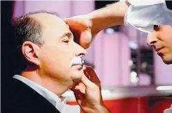  ??  ?? Prima e dopo David Axelrod si fa radere i baffi nel corso del programma tv «Morning Joe» su Msnbc. Sotto, il consiglier­e di Obama prima del «taglio»