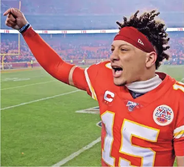  ??  ?? el Mariscal de los jefes de Kansas city, Patrick Mahomes, festeja la victoria sobre los texanos de Houston