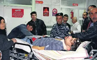  ?? SHWAN MOHAMMED/AFP ?? Socorro. Feridos chegam a hospital de Sulaimaniy­ah, cidade do Curdistão iraquiano