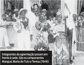  ??  ?? Integrante­s da agremiação posam em frente à sede. São os componente­s Mangué, Maria do Tutu e Teresa (1948)