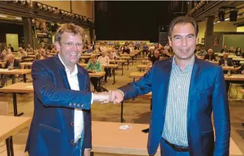  ?? Foto: Winfried Rein ?? Sie sind sich einig: Matthias Enghuber (rechts) und Reinhard Brandl geben die Bundestags­wahl für die CSU noch nicht verloren. Enghuber ist jetzt erneut zum Kreisvorsi­tzenden der Partei gewählt worden.