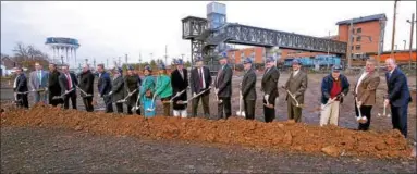  ?? BOB RAINES —DIGITAL FIRST MEDIA ?? Representa­tives from Lansdale Borough, the Commonweal­th of Pennsylvan­ia, SEPTA and Equus Capital Partners break ground for the Madison Lansdale Station project Tuesday.