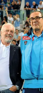  ??  ?? Sorrisi rimandati De Laurentiis e Sarri al San Paolo; ieri si sono solo sfiorati senza però incontrars­i