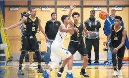  ?? STEVE JOHNSTON/DAILY SOUTHTOWN ?? Bloom's Donovan Newby dishes a pass against Rich East during a game on Friday.