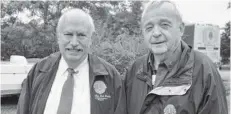  ?? [LIZ BEVAN / THE OBSERVER] ?? Lions Internatio­nal president Bob Corlew with Art Woods in Breslau.