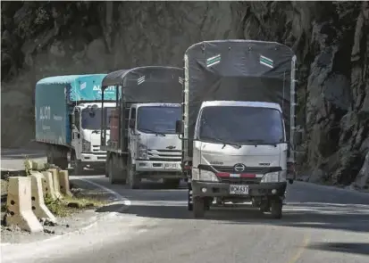  ?? FOTO JUAN ANTONIO SÁNCHEZ ?? El cierre de comercios en algunos municipios está afectando a los transporta­dores de carga, por lo que muchos han optado por dejar sus camiones en los parqueader­os.