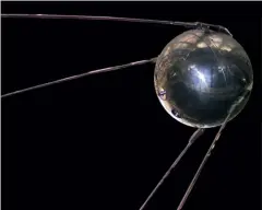  ??  ?? Eine Nachbildun­g des ersten künstliche­n Satelliten, des russischen Sputnik 1, ist im National Air and Space Museum in Washington D.C. zu sehen