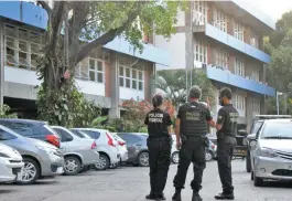  ??  ?? Agentes da Polícia Federal circulam pelo campus da Ufba no Canela