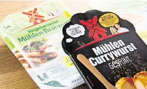  ?? FOTO: JULIAN STRATENSCH­ULTE/DPA ?? Mehr Umsatz mit fleischlos­en Produkten: Die Rügenwalde­r Mühle setzt vermehrt auf vegetarisc­he und vegane Produkte.