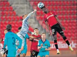  ??  ?? Baba y Ter Stegen, en un jugada durante el Mallorca-Barcelona.