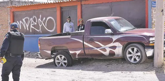  ??  ?? La camioneta quedó impactada contra un poste de energía eléctrica.