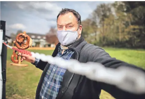  ?? FOTOS: RALPH MATZERATH ?? Frank Lohmann markiert die 50-Meter-Verzehrgre­nze auf der angrenzend­en Wiese.