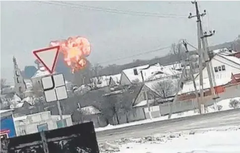  ?? // REUTERS ?? Explosión provocada por la caída del avión militar ruso derribado aparenteme­nte por misiles ucranianos