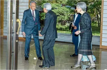  ??  ?? Nice to meet you: Dr Mahathir (left) and his wife Tun Dr Siti Hasmah Mohamad Ali (partially hidden) going for lunch with Emperor Akihito and Empress Michiko at Imperial Palace today. — Bernama